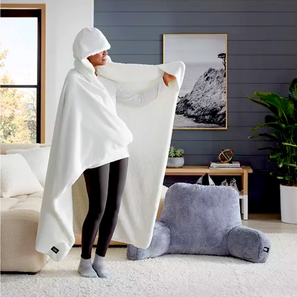 NWT Ugg Avery Hooded Throw Blanket in Ivory White